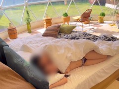 グランピングの朝に隠れてエッチする盛んな時期の大学生カップルの様子 - Screenshot 1 of 16 - グランピング
