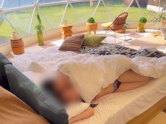 グランピングの朝に隠れてエッチする盛んな時期の大学生カップルの様子 - Screenshot 2 of 16 - キャンプ