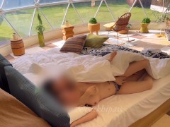 グランピングの朝に隠れてエッチする盛んな時期の大学生カップルの様子 - Screenshot 6 of 16 - グランピング