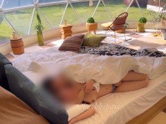 グランピングの朝に隠れてエッチする盛んな時期の大学生カップルの様子 - Screenshot 7 of 16 - キャンプ