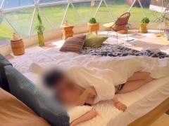 グランピングの朝に隠れてエッチする盛んな時期の大学生カップルの様子 - Screenshot 8 of 16 - テント