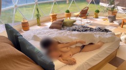 日本夫妇的露营早晨