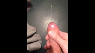 Поглаживаю мой истекающий предспермой член - закончилось большим камшотом