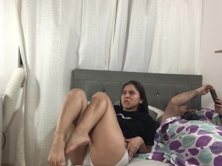 继女变得非常饥渴，并要求我做爱。