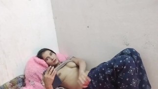 Одна дома возбужденная индийская бхабхи мастурбирует во время телефонного разговора