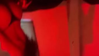 Hermosa rizada, labios carnosos
