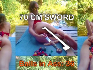 Бегает своей задницей в бассейне с 36 мячами и мечом - Тизер