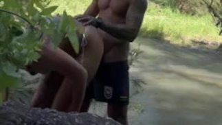 Riskant vluggertje in de buitenlucht met hete vrouw in bikini