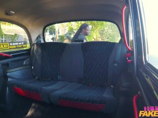 NO WAY 😱 She Sucks his Big Black Cock when the Traffic Lights Go Red - VIRAL - Female Fake Taxi screenshot number 0