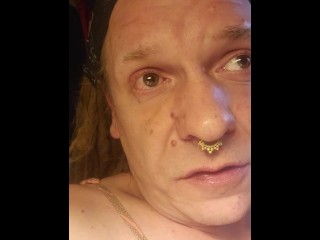 Педику Sissy становится тяжело от введения тампона (пидор)