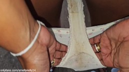 在嗅到她肮脏的内裤后吃掉她臭气熏天的未洗过的阴户和混蛋