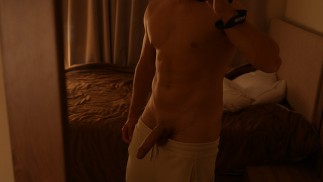 Fitter Typ in Hosen wichst seinen Schwanz