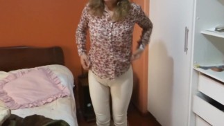 Ma belle-mère rentre du travail excitée et commence à se toucher, me demandant de la baiser