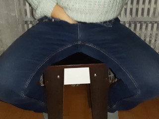 Наши приемные родители в соседней комнате думают, что мы наряжаем елку на Рождество, но мы...