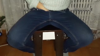 Наши приемные родители в соседней комнате думают, что мы наряжаем елку на Рождество, но мы...