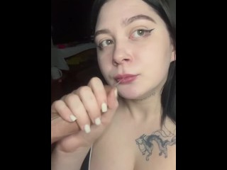 Малышка очень умело удовлетворяет мой член