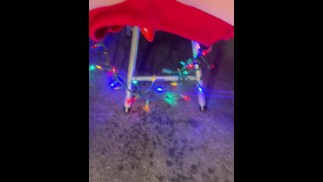 Брызгает по всему полу бабушки на Рождество