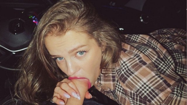 A married slut riskily sucked a dick to a taxi driver.