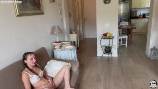 Gli zii aiutano la piccola Ada Paradiso a fare i compiti e la scopano Christian Clay