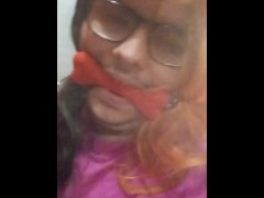 Une petite conne s'enfonce son plug a sec , elle mériterai une sodomie par combien de noir ??