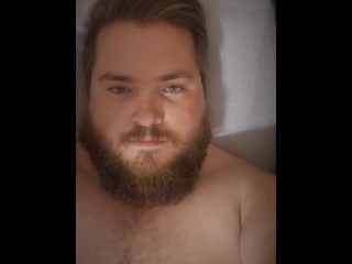 まっすぐな白人の男性は彼の堅い雄鶏を撫でる