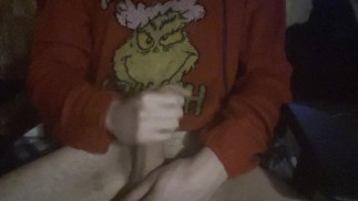 Возбужденный Guy мастурбирует свой большой член до огромной порции спермы