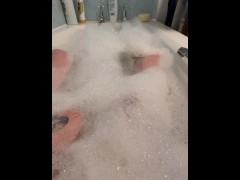 Принятие ванны и душа с дрочкой и спермой - Screenshot 1 of 16 - Wanking