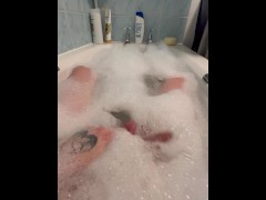 Принятие ванны и душа с дрочкой и спермой - Screenshot 2 of 16 - Masturbation