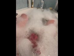 Принятие ванны и душа с дрочкой и спермой - Screenshot 4 of 16 - Shower