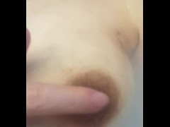入浴中に乳首立っちゃった