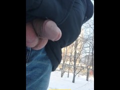 Рискованная зимняя прогулка в общественном парке с мочеиспусканием