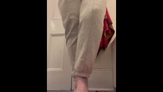 Ich versuche verzweifelt, meinen Urin zu halten, bevor ich meine Hose überflute