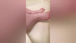 Чувствуя себя сексуальной, мокрая киска, поэтому я хватаю игрушку и начинаю получать удовольствие, играя с собой