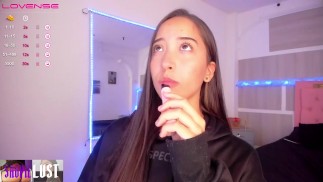 ShopieLust Vapes to Get Horny, Her Sensual Show Begins