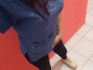 Ласкаю свои сиськи и ягодицы на рабочем месте. Сегодня мне хочется заняться сексом на работе