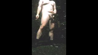 Exibionist läuft nachts durch die Straßen und wixxt sein abgebundenen schwanz