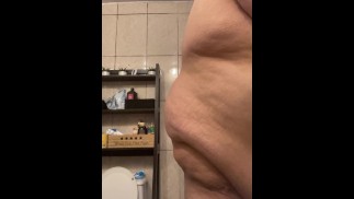 J’ai besoin d’un homme pour me doucher et jouer avec mes seins