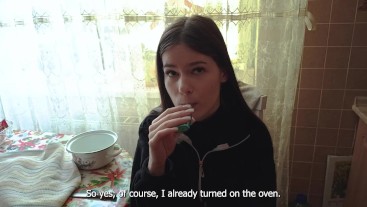 Выпекаю гамбургеры с моей сводной сестрой, а затем запекаю ее киску