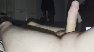 Мастурбирую свой большой член с людьми в соседней комнате