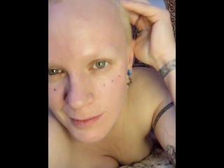 Эротическое вытягивание волосатой киски Blonde, волос подмышек, волос на ногах