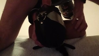 我穿着连裤袜和高跟鞋捆绑并戴着连帽，用口服内射操了她的嘴 20 分钟