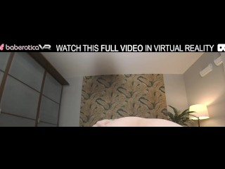 Соло-блондинка Crystal White наслаждается анальной мастурбацией в VR.