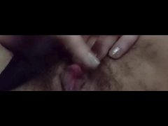 ébano peludo cuspo no meu clitóris, tenho contrações, buceta apertada. quero uma fina