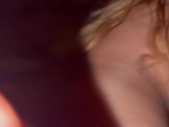 Latina caliente se coge a su hermanastro en el jacuzzi con un gran squirt