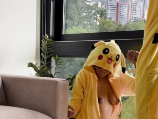 Настоящая любительская латиноамериканская милфа с большой задницей занимается грубым сексом в косплее покемонов Пикачу с большим членом