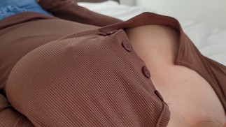 Süße Stiefschwester mit großen weichen Brüsten spielt mit Stiefbruder