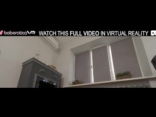 Соло брюнетка Christina мастурбирует розовой секс-игрушкой в VR.