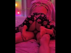 Elle prend sa bite avec son pantalon fendu