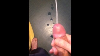 Утренняя мастурбация закончилась большой порцией спермы