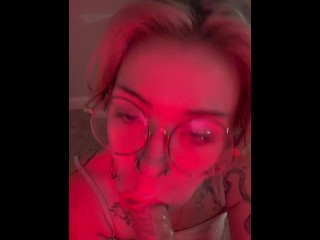 哥特女孩 BoogieRae 跪在地上吮吸你的鸡巴 POV 被刺穿和blonde刺伤